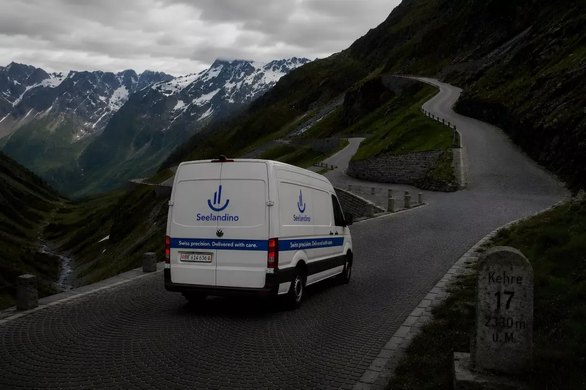 Express Kurier Seelandino – Transport durch die Alpen Express Kurier Seelandino Lieferfahrzeug auf einer Fahrt durch die Schweizer Alpen.